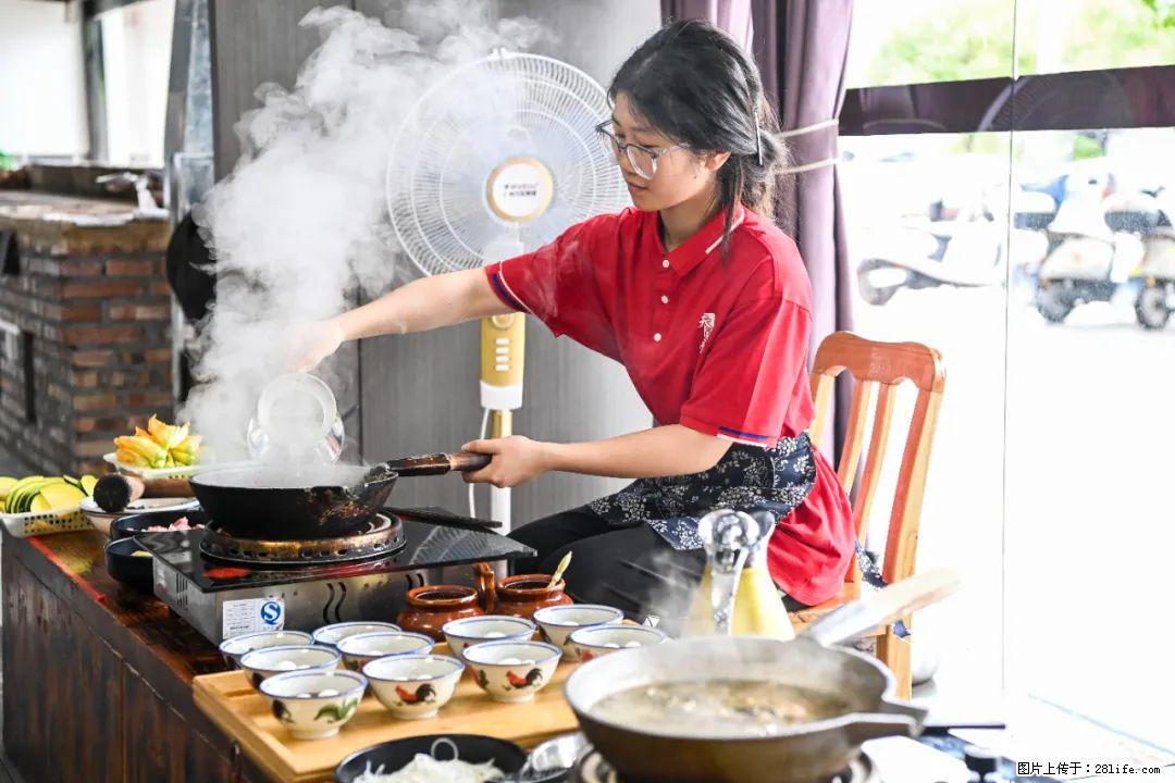 全网追的“扁担女孩”，找了一份暑假工，时薪12元 - 广元生活资讯 - 广元28生活网 guangyuan.28life.com